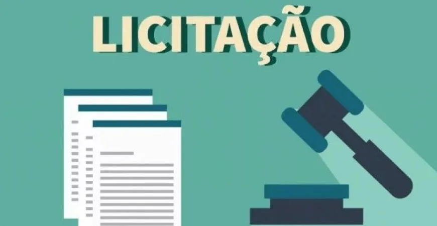 Ilustração com a palavra 'LICITAÇÃO', documentos empilhados e martelo de juiz sobre fundo verde