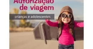 Cartão rosa com o texto 'Autorização de viagem, crianças e adolescentes' sobre foto de criança vestida de aviadora