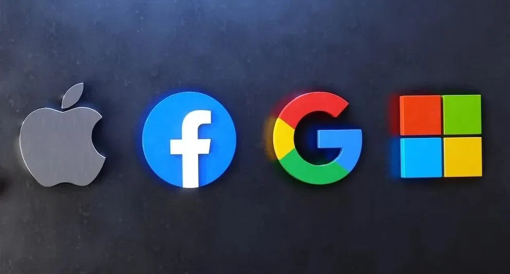 Logotipos do Facebook e do Google em relevo colorido sobre fundo preto