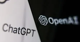Letreiro escuro em close com o logotipo da OpenAI e a palavra 'ChatGPT'