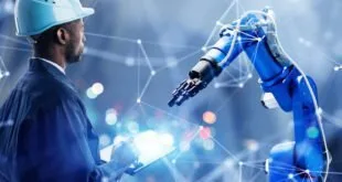Homem de capacete branco tocando a mão de um braço robótico sobre fundo digital com pontos conectados