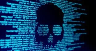 Caveira formada por linhas de código azul-claro na tela escura de um computador