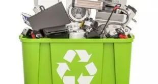 Lixeira verde de reciclagem cheia de aparelhos e peças eletrônicas descartadas