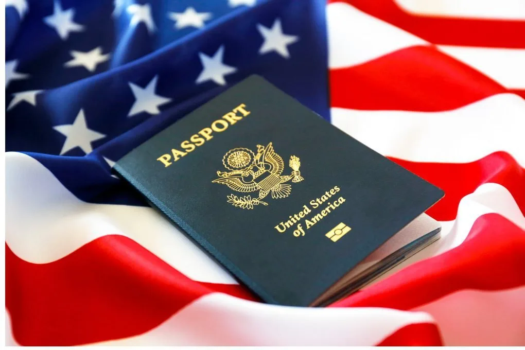 Passaporte azul dos Estados Unidos apoiado sobre a bandeira norte-americana