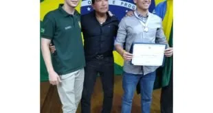 Nikolas Ferreira recebe comenda Domingos Martins no ES