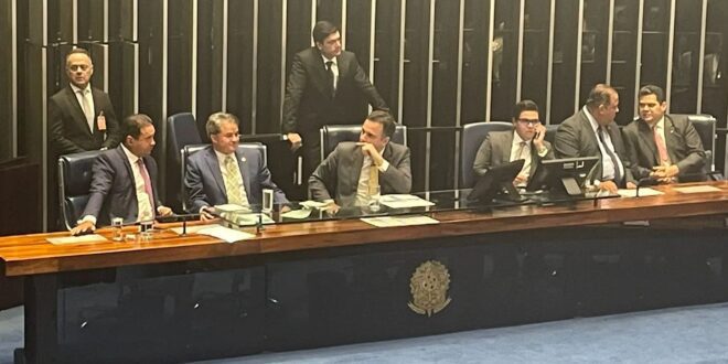 Senado aprova indicação de Zanin para o STF