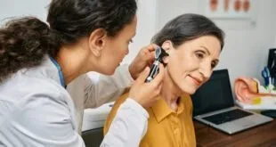 Especialistas orientam sobre cuidados com o excesso de cera no ouvido