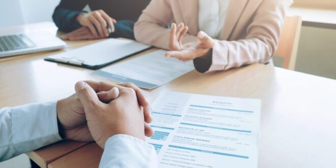 Como se preparar e se comportar em uma entrevista de emprego