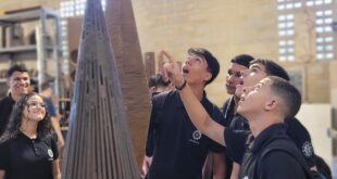 Estudantes de Vitória visitam atelier de artista e fazem integração entre arte e mecânica