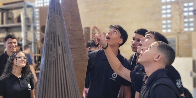 Estudantes de Vitória visitam atelier de artista e fazem integração entre arte e mecânica