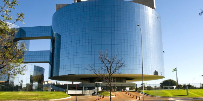 MPF multa Meta por violação