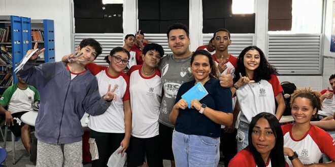 Alunos de Vila Velha lançam podcast sobre contos de Machado de Assis   