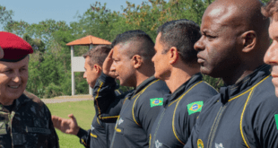 Ministro José Mucio acompanha cerimônia de formação de 798 militares paraquedistas