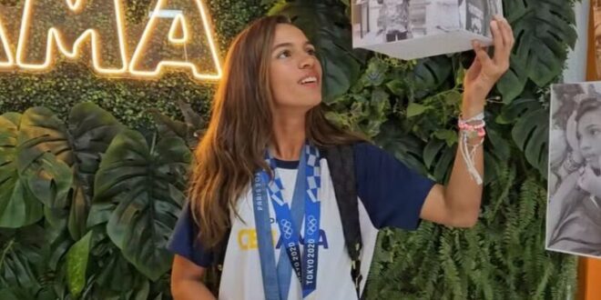 Rayssa Leal retorna de Paris e desfila em carro do Corpo de Bombeiros
