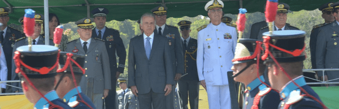 Ministro da Defesa participa de entrega de espadins em academia militar do Exército