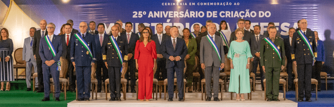 Em cerimônia alusiva aos 25 anos, Defesa condecora 246 personalidades civis e militares