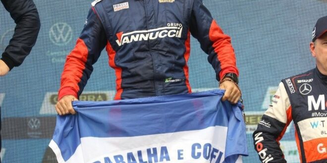 Piloto Hugo Cibien sobe ao pódio na Copa Truck, em Cascavel