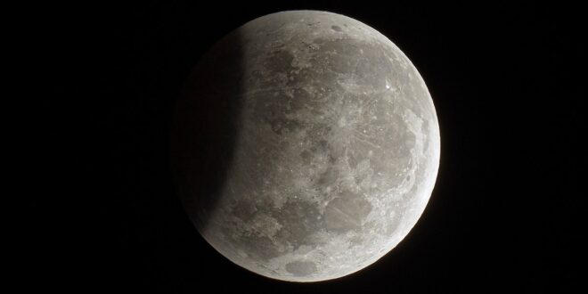 Um balé no céu: o eclipse parcial da Superlua!