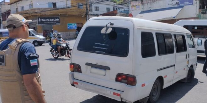 Blitz flagra infrações e retira vans escolares de circulação em Vila Velha