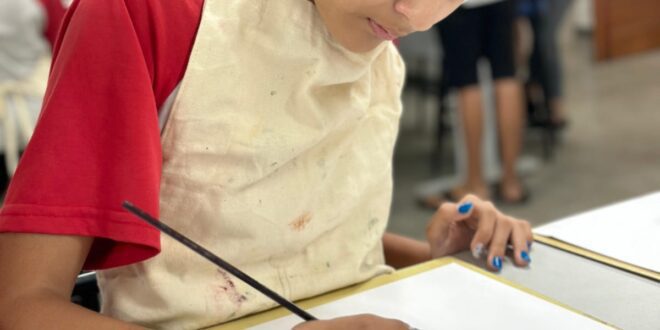 Escola de Vila Velha realiza workshop de desenho com carvão e pintura com tintas minerais