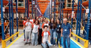 Estudantes dos cursos técnicos em Administração e em Comércio visitam Grupo Autoglass