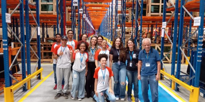 Estudantes dos cursos técnicos em Administração e em Comércio visitam Grupo Autoglass