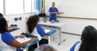 Professor une conhecimento e dedicação para traduzir amor pela profissão