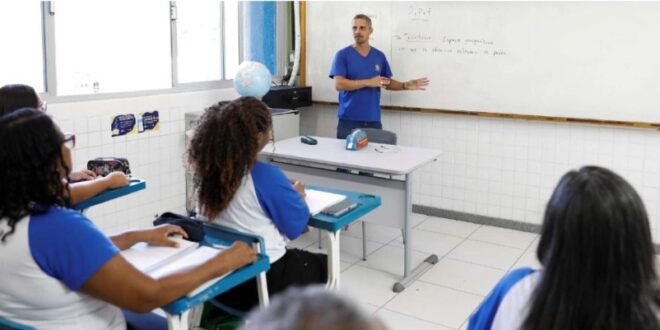 Professor une conhecimento e dedicação para traduzir amor pela profissão