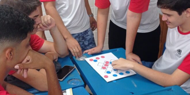 Estudantes de Águia Branca recriam tradicionais jogos africanos ao abordar a diversidade cultural do continente
