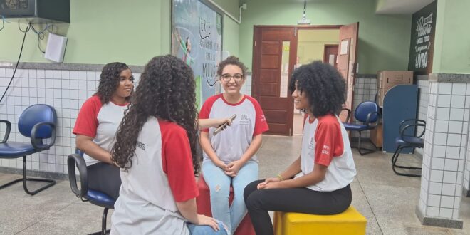 Estudantes desenvolvem podcast para debater racismo