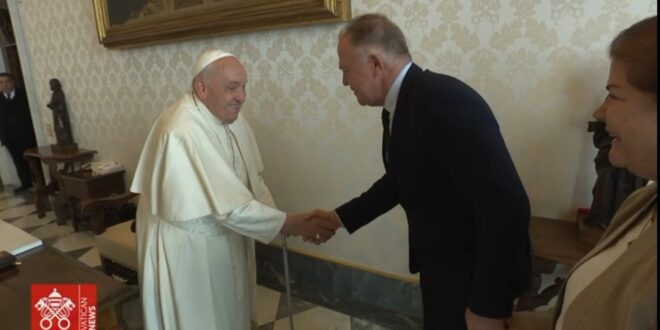 Governador Casagrande é recebido pelo Papa Francisco, no Vaticano
