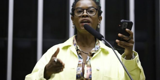 Câmara aprova 30% das vagas em concursos federais para pretos, pardos, indígenas e quilombolas