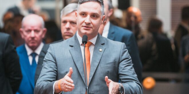 Matheus Cadorin Pede Convocação de Autoridade do CIASC para Prestação de Contas sobre Contratos sem Licitação