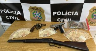Polícia Civil apreende armas e dinheiro durante operação em Fundão   