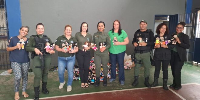Sejus entrega 570 bonecas de pano à escola da Serra