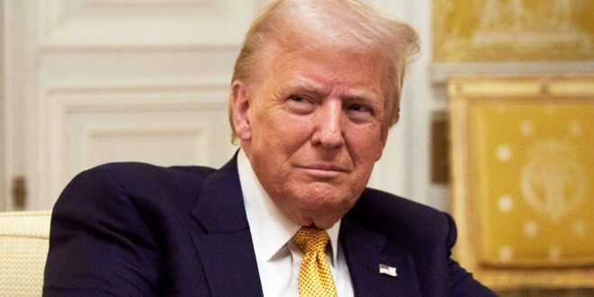 Trump faz uma nevasca de notícias, mostra moderação na imprensa, mesmo quando critica a mídia
