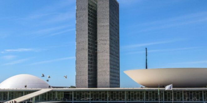 Congresso promulga emenda constitucional que corta gastos e restringe abono do PIS/Pasep