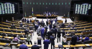 Câmara pode votar projeto que pune escolas que não aceitarem matrícula de alunos