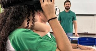 Alunos de Aracruz usam óculos de realidade virtual para revisar conteúdo de Ciências