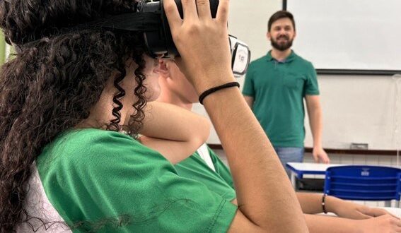 Alunos de Aracruz usam óculos de realidade virtual para revisar conteúdo de Ciências