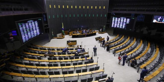 Câmara aprova projeto que prevê atendimento prioritário de mães e pais atípicos no SUS