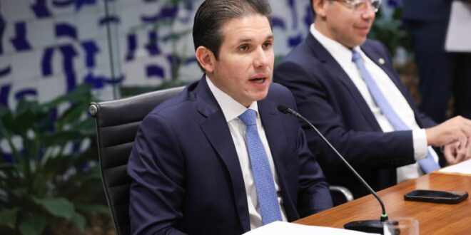 Hugo Motta cria comissões para discutir PNE, isenção do Imposto de Renda e inteligência artificial