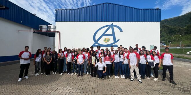 Estudantes de Guarapari visitam empresa de laticínios Clac