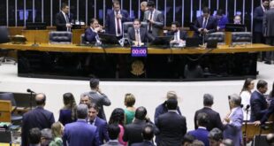 Câmara aprova suspensão de ação penal contra Delegado Ramagem relacionada a atos do 8 de janeiro