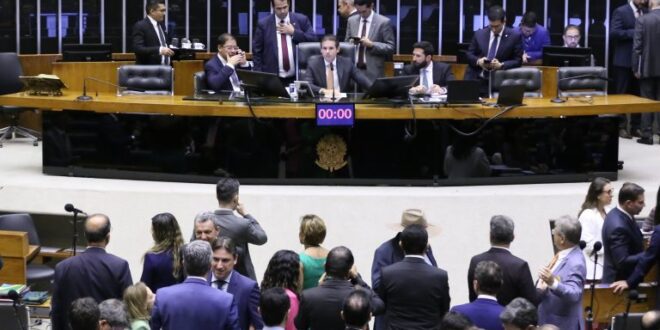 Câmara aprova suspensão de ação penal contra Delegado Ramagem relacionada a atos do 8 de janeiro