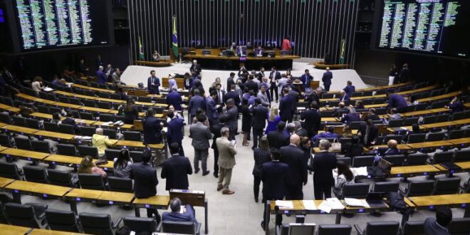 Câmara pode votar proposta que reorganiza carreiras do Executivo