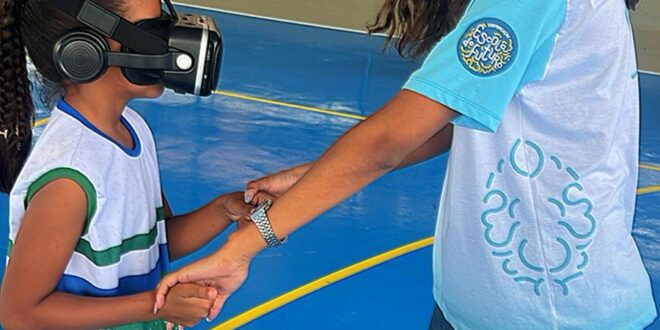 Escola do Futuro de São Mateus recebe estudantes da rede municipal para oficina com realidade virtual e canetas 3D