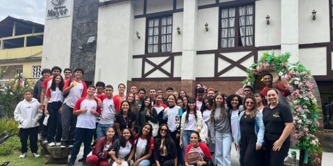 Estudantes do curso técnico em Administração de Guarapari realizam visita técnica à fábrica de chocolates