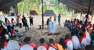 Estudantes de Vila Velha vivenciam saberes indígenas em visita à aldeia Guarani em Aracruz