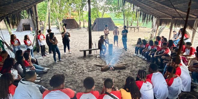 Estudantes de Vila Velha vivenciam saberes indígenas em visita à aldeia Guarani em Aracruz
